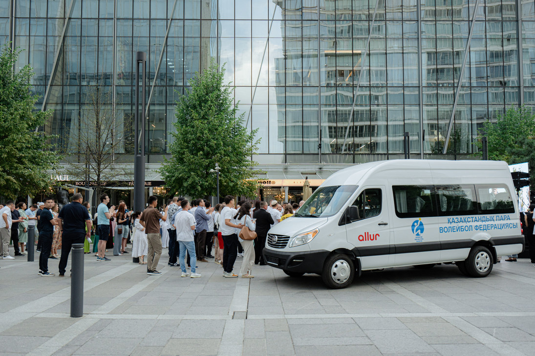 Allur подарил мини автобус казахстанской пара волейбольной команде на выставке «Сильные духом»